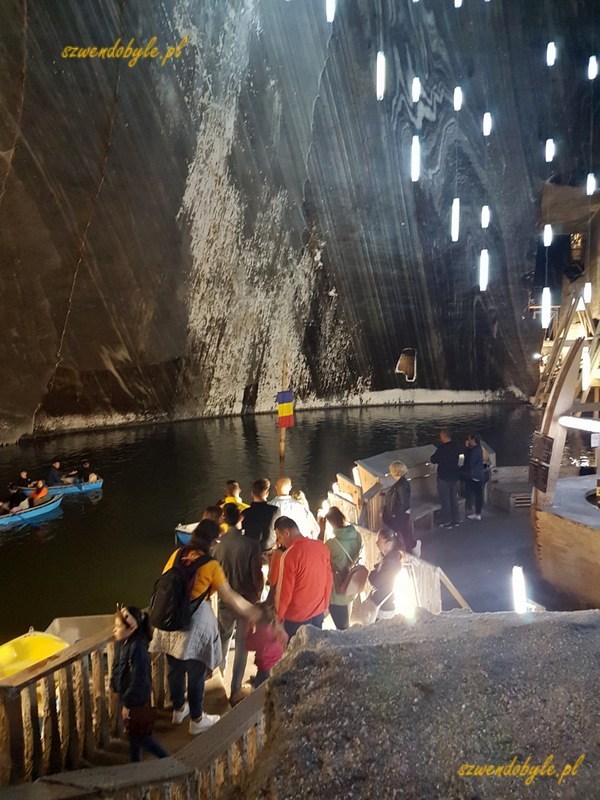 Rumunia, Salina Turda. Kolejka chętnych do wypożyczenia łódki. 20230917_140925-ink