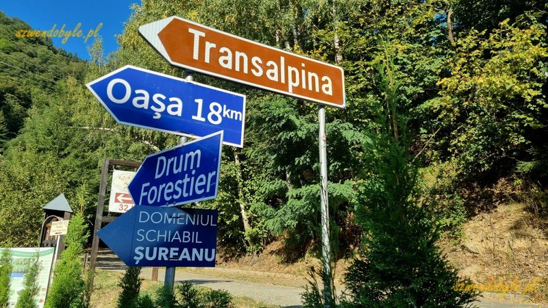 Rumunia, Transalpina. Drogowskazy przy Lacul Oasa.. Najwyższy z nich ze słowem TRANSALPINA na brązowym tle. 20240908_091325-ink