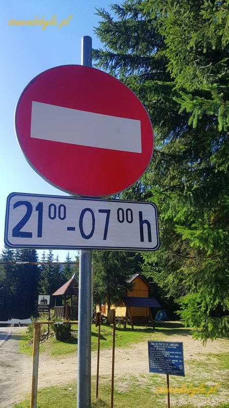 Rumunia, Trasalpina. Znak zakazu wjazdu w godzinach 21:00 - 07:00. 20240908_093348-ink