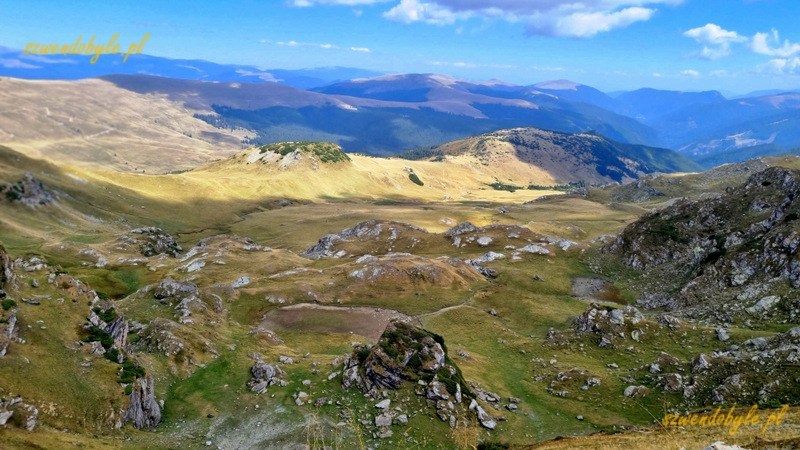 Rumunia, Transalpina. Widok z drogi na doliny i góry. 20240908_134950-ink