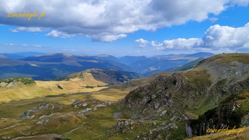 Rumunia, Transalpina. Widok z drogi na doliny i góry. 20240908_134959-ink