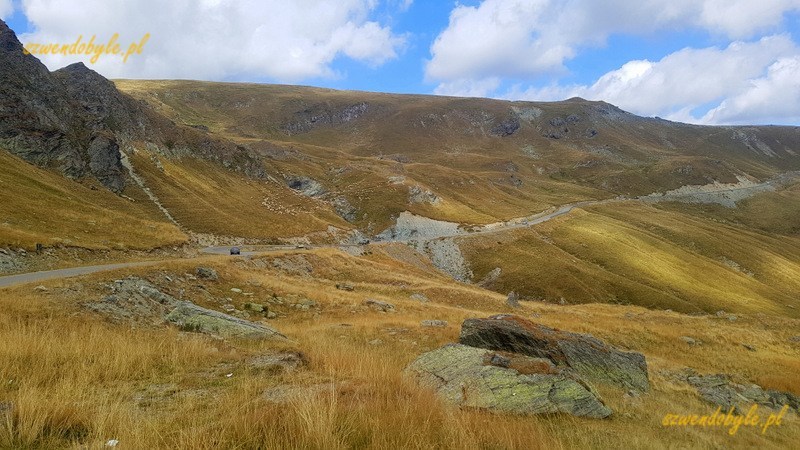 Rumunia, Transalpina. Widok z drogi na doliny i góry. 20240908_135301-ink