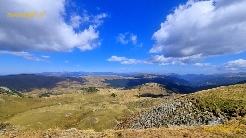 Rumunia, Transalpina. Widok z drogi na doliny i góry. 20240908_141116-ink