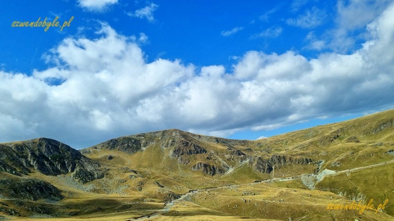 Rumunia, Transalpina. Widok z drogi na doliny i góry. 20240908_150007-ink