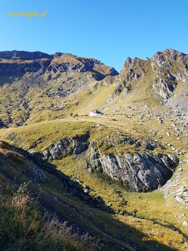 Trasa transfogarska, widok na skały znajdujące się poniżej drogi.