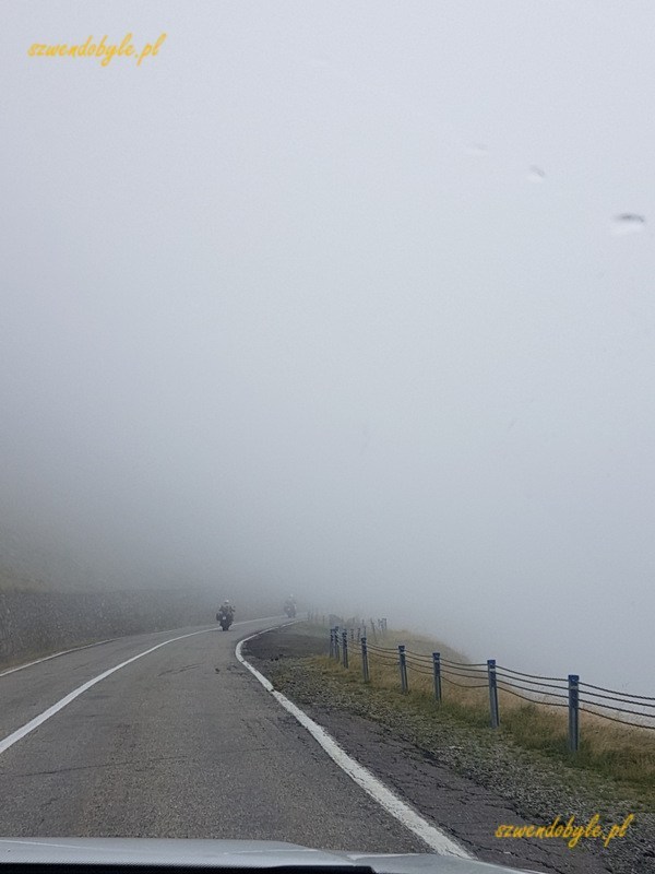 Trasa transfogarska, za tunelem Balea. Słaba widoczność drogi, na którą nadciągnęła chmura. Z przodu można zauwayć 2 motocykle.