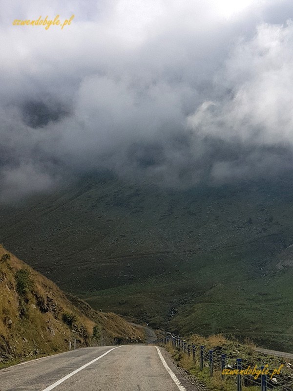 Trasa transfogarska, droga schodzi w dół.