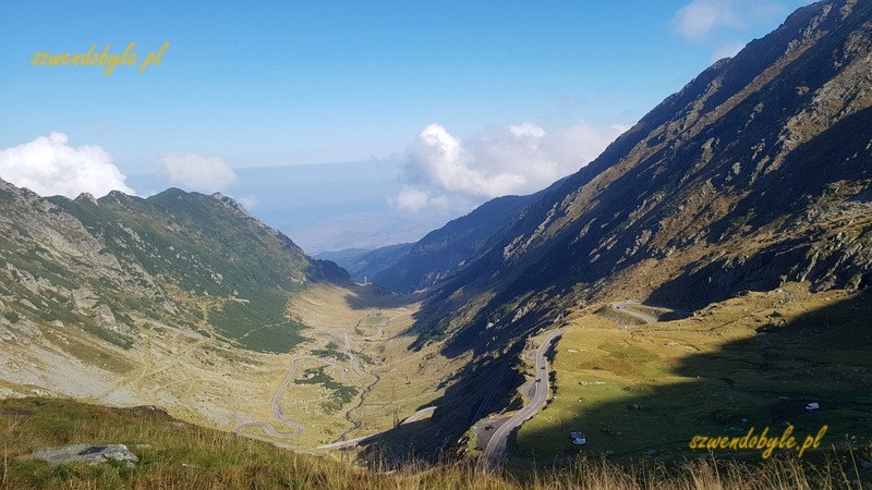 Trasa transfogarska, widok na dolinę w kierunku północnym. Widać także drogę i serpentyny.