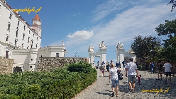 Wejście na zamek w Bratysławie. 20230722_142650-ink