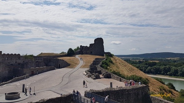 Widok na dziedziniec zamku Devin. 20230722_104415-ink