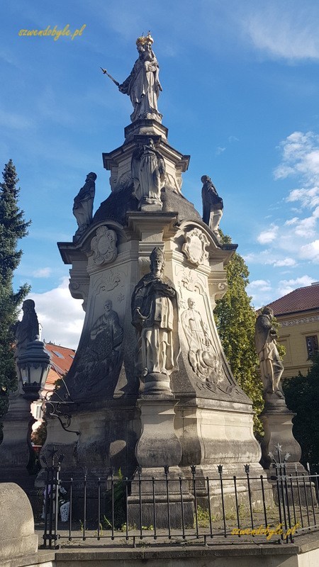 Preszów, ulica Hlavna. Słup morowy - rzeźba Madonny.