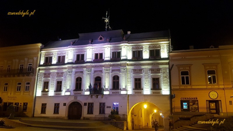 Preszów, ulica Hlavna, kamienica w nocnym oświetleniu.