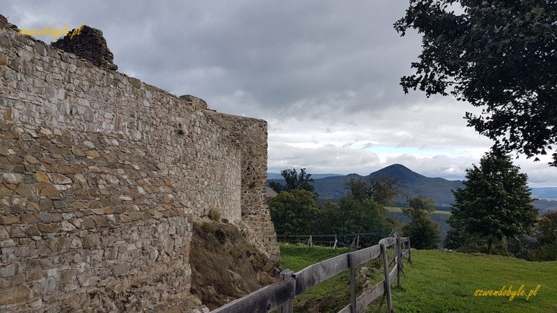 Šariš,mury zamku i panorama na góry.