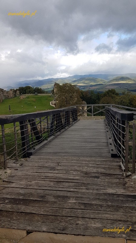 Zamek Šariš, widok z mostu (niegdyś zwodoznego) na góry.