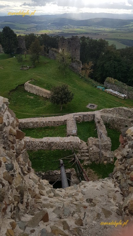 Šariš, widok z wieży (donżona) na ruiny zamku i panoramę gór.