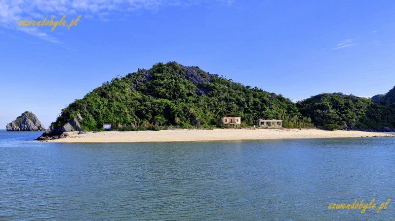Wietnam, rejs pomiędzy skałami w zatoce Lan Ha z wyspy Cat Ba. Widok na Monkey Island z plażą. 20251122_151546-ink