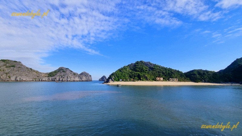 Wietnam, rejs pomiędzy skałami w zatoce Lan Ha z wyspy Cat Ba. Widok na Monkey Island z plażą. 20251122_151930-ink