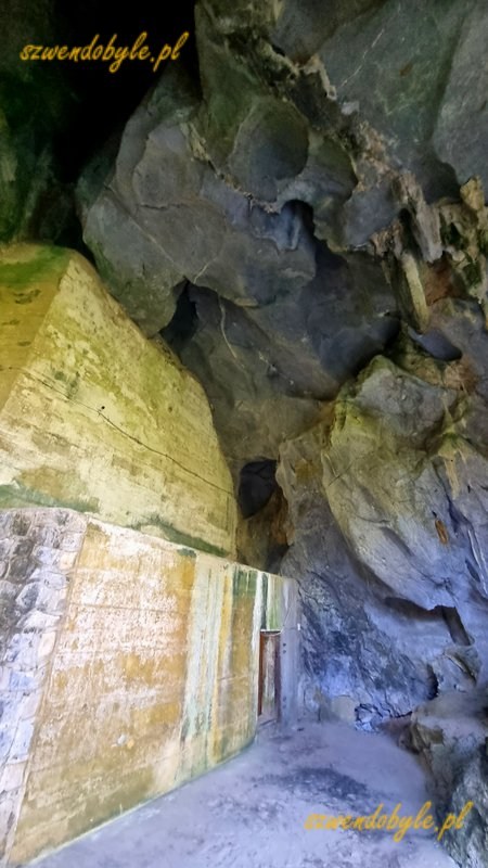 Wietnam, wyspa Cát Bà, jaskinia, w której mieścił się szpital wojskowy, czyli Military Hospital Cave. Przestrzeń jaskini podzielono ścianami z betonu. 20251124_115844-ink