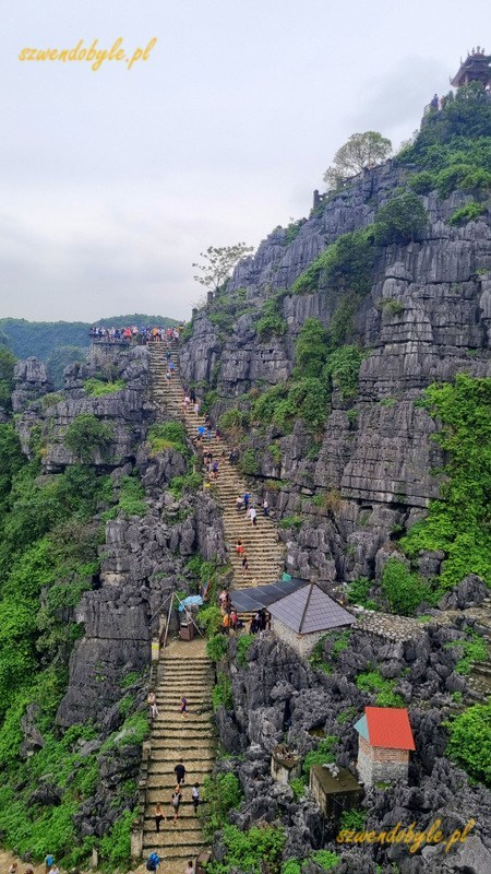 Wietnam, region Ninh Binh. Widok z g&oacute;ry na kamienne schody prowadzące na drugi szczyt. 20251111_105104-ink