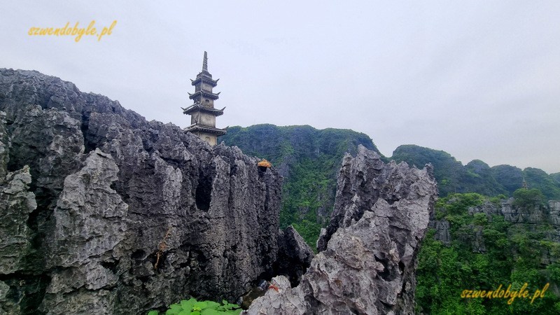 Wietnam, region Ninh Binh. Widok od strony Leżącego Smoka na pagodę stojącą na drugim szczycie. 20251111_110220-ink
