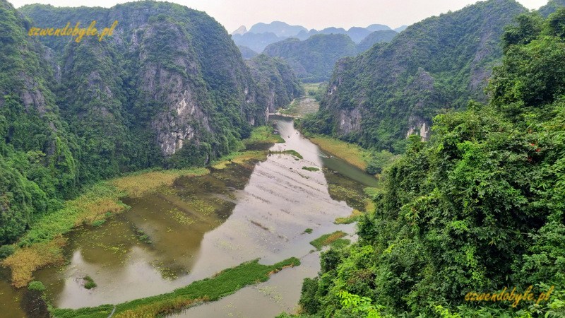 Wietnam, region Ninh Binh. Widok z g&oacute;ry na rzekę Ngo Dong. 20251111_111705-ink