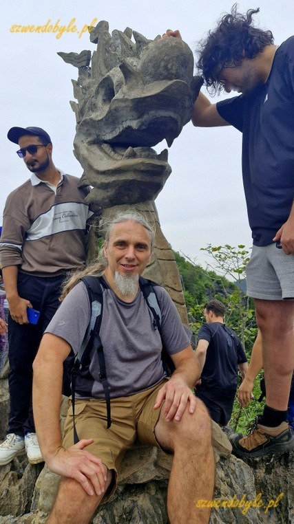 Wietnam, region Ninh Binh. Jarek siedzi pod głową smoka. 20251111_112947-ink