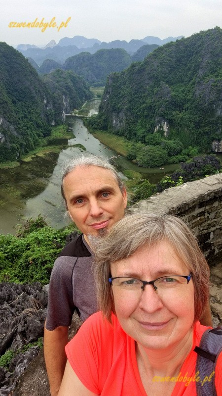 Wietnam, region Ninh Binh. Nasze zdjęcie,stoimy na g&oacute;rze na tle rzeki Ngo Dong. 20251111_114230-ink
