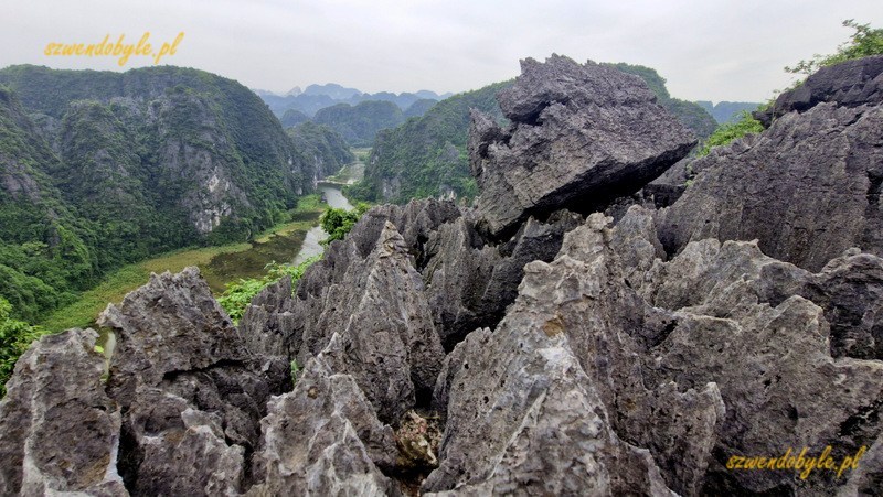 Wietnam, region Ninh Binh. Widok z g&oacute;ry na ostre kamiennie na szczycie g&oacute;ry. Poniżej w oddali rzeka Ngo Dong. 20251111_114459-ink