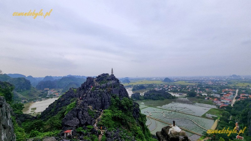 Wietnam, region Ninh Binh. Widok z g&oacute;ry Lying Dragon w kierunku szczytu z pagodą i zbiornik&oacute;w wodnych, w kt&oacute;rych w sezonie kwitną lotosy. 20251111_114713-ink