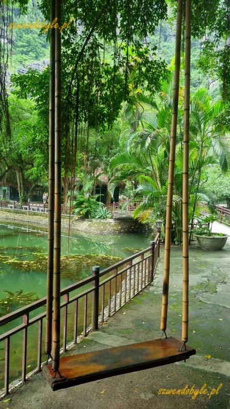 Wietnam, region Ninh Binh. Huśtawka nad ogrodzonym jeziorkiem w parku przy jaskini Mua. 20251111_120130-ink