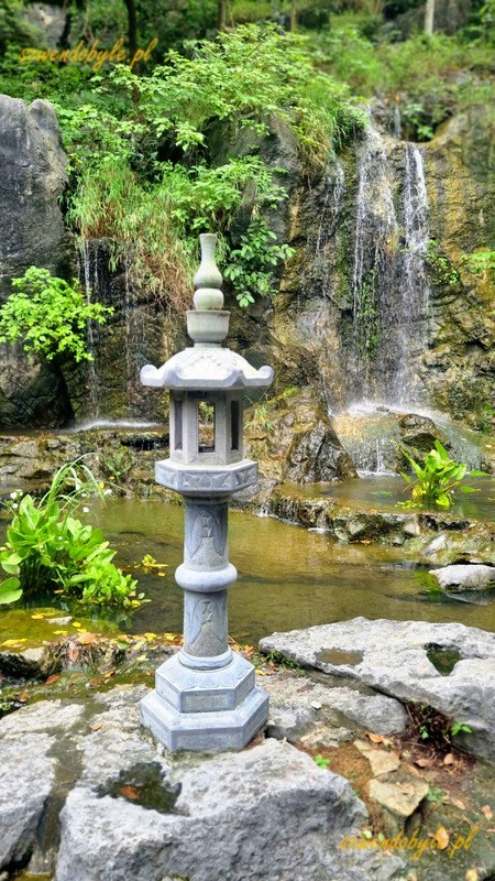 Wietnam, region Ninh Binh. Niewielka kamienna latarnia w parku przy jaskini Mua. 20251111_121150-ink
