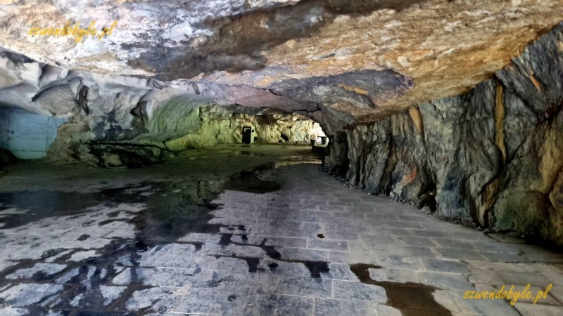 Wietnam, region Ninh Binh. Wnętrze jaskini Mua. Podłoga wyłożona betonowymi płytami, zacieki wody. 20251111_121513-ink