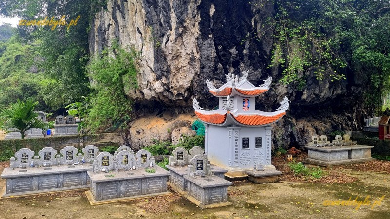 Tam Coc, Vietnam. Tradycyjny buddyjski cmentarz. 1_20251111_135603-ink