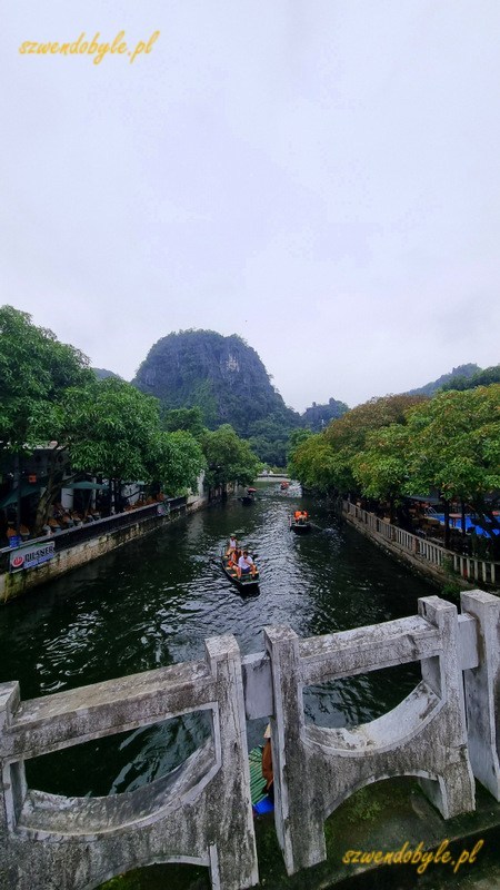 Tam Coc, Vietnam. Widok z mostku na terenie miasteczka - w kierunku rzeki Ngo Dong, widać łodzie, kt&oacute;re wyruszyły w rejs. 20251110_120733-ink