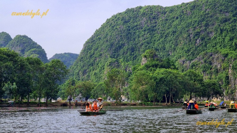 Tam Coc, Vietnam. Łodzie na rzece Ngo Dong. 20251110_151734-ink
