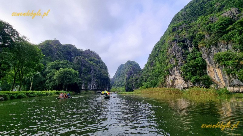 Tam Coc, Vietnam. Łodzie na rzece Ngo Dong. 20251110_152157-ink