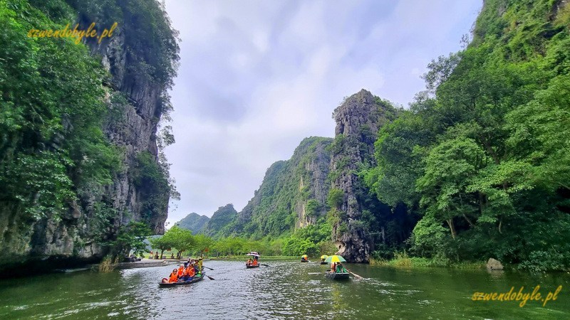 Tam Coc, Vietnam. Łodzie na rzece Ngo Dong. 20251110_152329-ink 