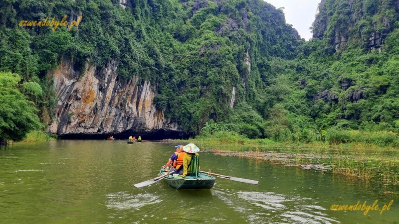 Tam Coc, Vietnam. Łodzie na rzece Ngo Dong płyną w kierunku jaskini. 20251110_152809-ink