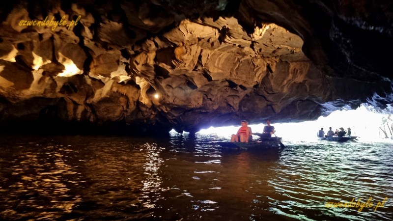 Tam Coc, Vietnam. Łodzie na rzece Ngo Dong płyną w jaskini oświetlonej sztucznym światłem. 20251110_153114-ink
