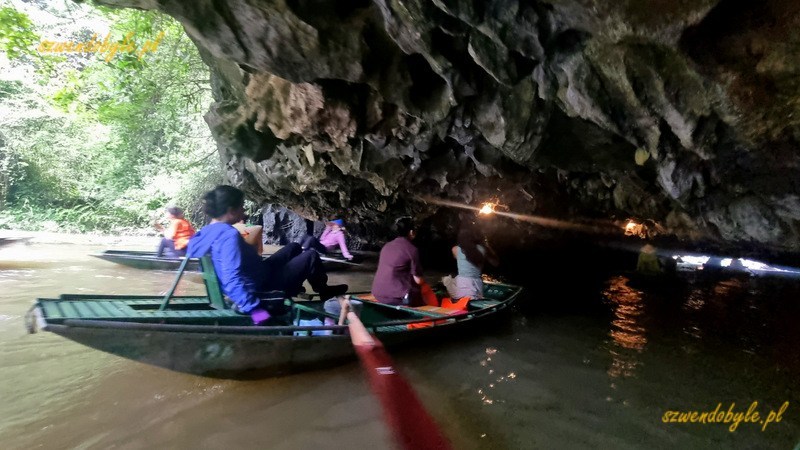 Tam Coc, Vietnam. Łodzie na rzece Ngo Dong. Wpływamy do jaskini. 20251110_154753-ink