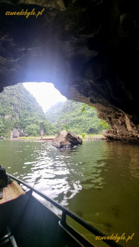 Tam Coc, Vietnam. Z jaskini wypływamy na otwartą przestrzeń. 20251110_154927-ink