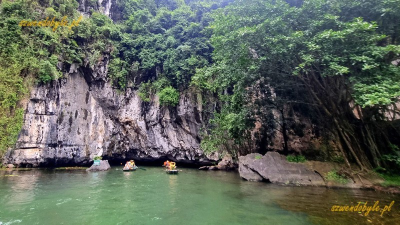 Tam Coc, Vietnam. Łodzie na rzece Ngo Dong płyną w kierunku jaskini. 20251110_155142-ink