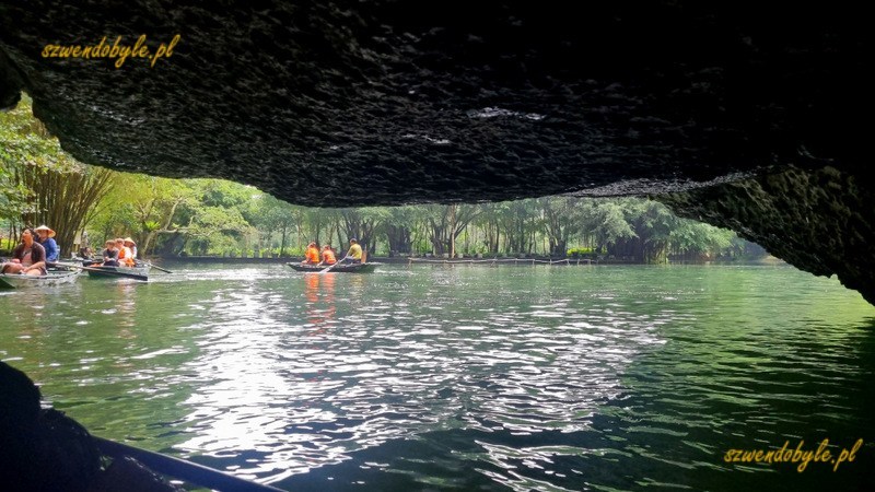 Tam Coc, Vietnam. Z niskiej jaskini patrzymy na łodzie płynące po rzece Ngo Dong. 20251110_155332-ink