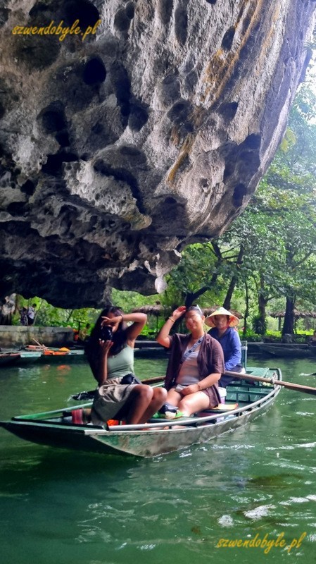Tam Coc, Vietnam. Ł&oacute;dż na rzece Ngo Dong płynie pod wiszącą skałą. 20251110_155340-ink