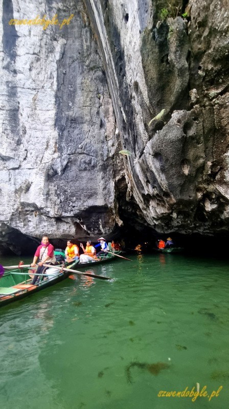 Tam Coc, Vietnam. Łodzie na rzece Ngo Dong wypłynęły z jaskini. 20251110_155400-ink