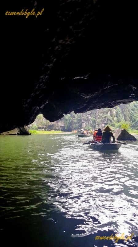 Tam Coc, Vietnam. Łodzie na rzece Ngo Dong. Z mroku jaskini widzimy światło dzienne. 20251110_155530-ink