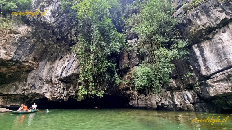 Tam Coc, Vietnam. Łodzie na rzece Ngo Dong płyną z jaskini. 20251110_155804-ink