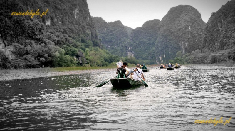 Tam Coc, Vietnam. Łodzie na rzece Ngo Dong. 20251110_160446-ink