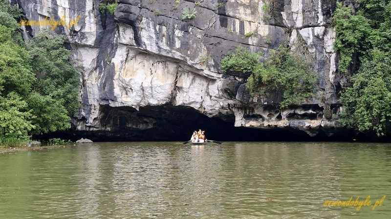 Tam Coc, Vietnam. Ł&oacute;dź na rzece Ngo Dong zbliża się do jaskini. 20251110_161509-ink