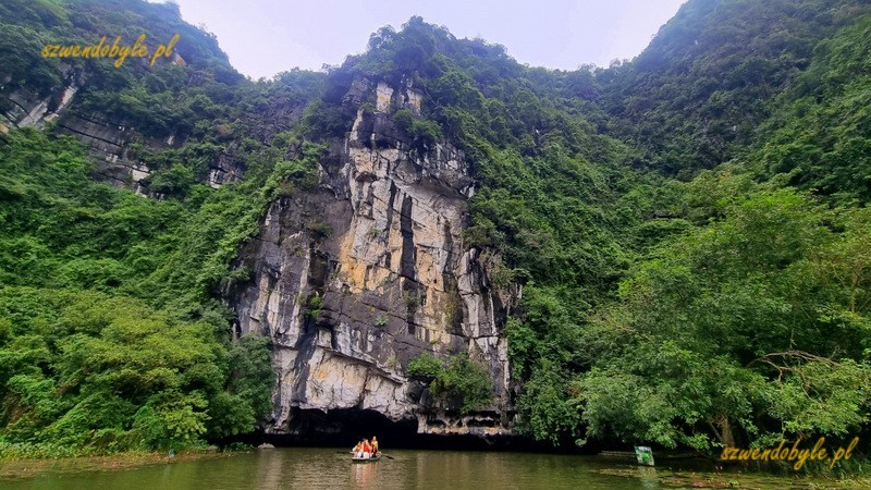Tam Coc, Vietnam. Łodzie na rzece Ngo Dong płyną w kierunku jaskini. 20251110_161517-ink